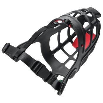 Schwarze Hundemaske mit einem Netzdesign und verstellbaren Riemen, mit einer roten Innenpolsterung für Komfort.