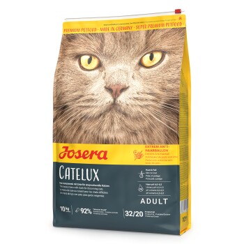 Eine Tüte Josera Catelux Katzenfutter mit einer Nahaufnahme des Gesichts einer Katze, beschriftet mit 'Extrem Anti-Haarballen' und 'Erwachsene', mit Nährwertangaben.