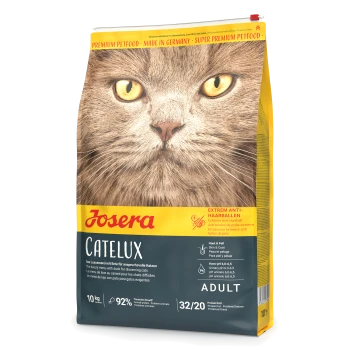 Eine Tüte Josera Catelux Katzenfutter mit einer Nahaufnahme des Gesichts einer Katze, beschriftet mit 'Extrem Anti-Haarballen' und 'Erwachsene', mit Nährwertangaben.