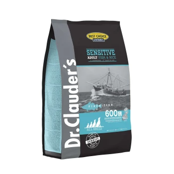 Tüte Hundefutter von Dr. Clauder's Sensitive Adult Fish & Rice, mit einer Grafik eines Fischerbootes, mit den Etiketten "600 g" und "24% Protein, 13% Fett".
