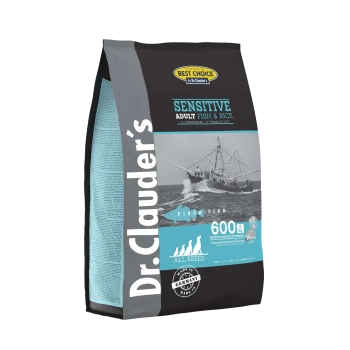 Tüte Hundefutter von Dr. Clauder's Sensitive Adult Fish & Rice, mit einer Grafik eines Fischerbootes, mit den Etiketten "600 g" und "24% Protein, 13% Fett".