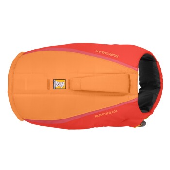 Eine leuchtend orange-rote Hundeschwimmweste mit dem "RUFFWEAR"-Logo, die einen Griff oben für einfaches Anheben hat.