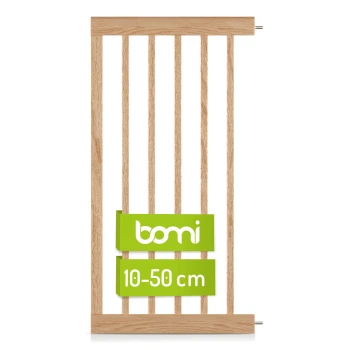 Holztiergitter mit vertikalen Latten, mit einem grünen Etikett, das "bomi" und "10-50 cm" für die verstellbare Höhe anzeigt.
