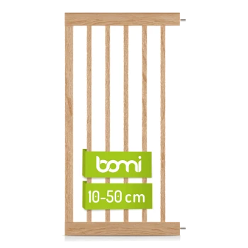 Holztiergitter mit vertikalen Latten, mit einem grünen Etikett, das "bomi" und "10-50 cm" für die verstellbare Höhe anzeigt.