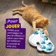 Chat tigré orange tapotant un distributeur puzzle blanc avec curseurs bleus sur un sol en bois ; panneau violet indiquant 'Pour JOUER'.