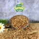 Eine Holzschüssel mit Körnern und Samen, die auf eine strukturierte Oberfläche fällt, mit einer Schaufel in der Nähe und dem Logo "LYRA NATURE POWER" darüber.