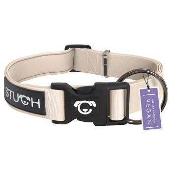 Beige Hundehalsband mit einer schwarzen Schnalle, mit dem Text "STUCH" und einem Hundelogo, begleitet von einem Anhänger mit der Aufschrift "PETA APPROVED VEGAN."