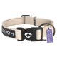 Beige Hundehalsband mit einer schwarzen Schnalle, mit dem Text "STUCH" und einem Hundelogo, begleitet von einem Anhänger mit der Aufschrift "PETA APPROVED VEGAN."