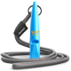 Blaue Haustiertrainingspfeife mit einem Kronenlogo, befestigt an einer grauen geflochtenen Leine.