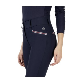 Eine Nahaufnahme des Unterkörpers einer Frau, die marineblaue Reitleggings mit hohem Bund trägt, mit einem Logo und gestreiften Details.