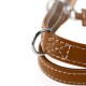 Nahaufnahme eines braunen Lederhundehalsbands mit weißen Nähten und einem silbernen D-Ring aus Metall zur Leinenbefestigung.