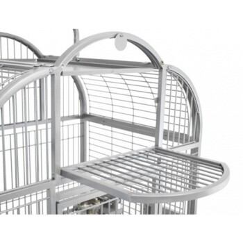 Ein silberner Vogelkäfig mit einer gewölbten Oberseite, mehreren Ebenen und einem flachen Regal zum Sitzen oder Füttern.