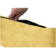 Eine Hand öffnet einen weichen, gelben Hundebett mit einem schwarzen Reißverschluss, der seine plüschige Textur zeigt.
