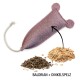 Ein plüschiges Katzenspielzeug in Form einer Maus, beschriftet mit 'BALDRIAN + DINKELSPELZ', mit Baldrianwurzel und Dinkelkörnern daneben.