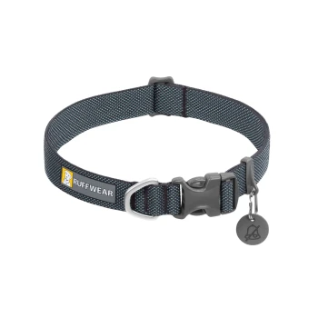 Ein blau-grauer Hundehalsband von Ruffwear, mit einer stabilen Schnalle, einem Metall-D-Ring und einem Anhänger mit einem Glockensymbol.