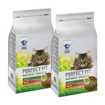 Deux sacs de nourriture pour chats Perfect Fit, étiquetés 'Natural Vitality' avec une image de chat, présentant '70% de protéines' et 'avec du poulet frais.'
