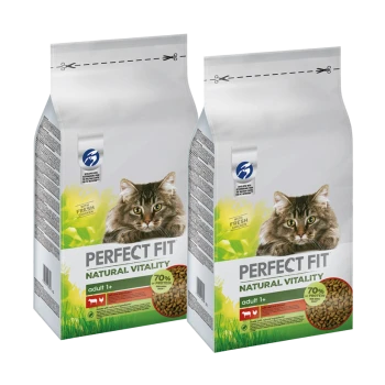 Twee zakken Perfect Fit kattenvoer, gelabeld 'Natural Vitality' met een afbeelding van een kat, met '70% eiwit' en 'met verse kip.'