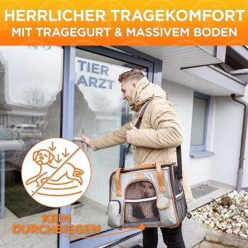 Hund in einer stabilen Tragetasche mit einem bequemen Gurt, vor einer Tierarztpraxis. Text hebt Komfort und kein Bücken hervor.