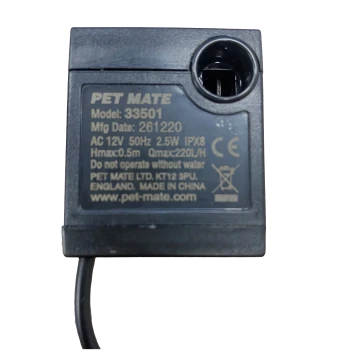 Schwarzes Netzteil mit der Bezeichnung "PET MATE Modell: 33501," mit Spezifikationen wie AC 12V, 2.5W und IPX8-Bewertung.