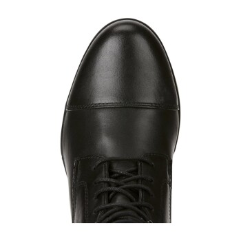 Schwarzer Leder-Dressschuh mit polierter Spitze und Schnürsenkeln, von oben betrachtet.