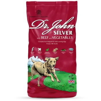 Hundefuttertüte mit der Aufschrift "Dr. John Silver mit Rind und Gemüse," 15kg, mit einer Illustration eines laufenden Hundes und ernährungsbezogenen Angaben.