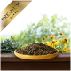 Eine Holzschüssel mit dunklem Haustierfutter liegt auf einer Oberfläche, umgeben von grünen Pflanzen und gelben Blumen, mit einem goldenen Banner "PREMIUM".