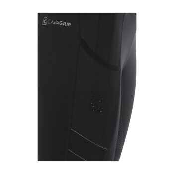 Nahaufnahme eines schwarzen Neoprenanzugs mit dem 'CavaGrip'-Logo und einem strukturierten Design, das seinen schlanken, funktionalen Stil hervorhebt.