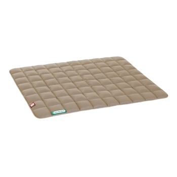 Eine beige Haustiermatte mit einem gesteppten Design, mit einem roten Etikett und einem grünen Label, das "Doctor Bark" liest.