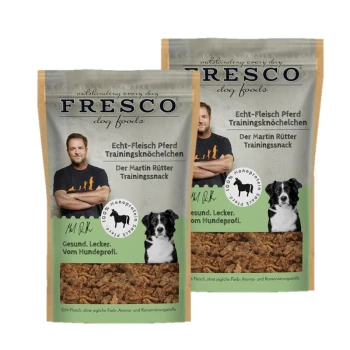 Zwei Beutel FRESCO Hundefutter mit 'Echt-Fleisch Pferd Trainingsknöchelchen' Snacks, mit einem Hundebild und Gesundheitsvorteilen.