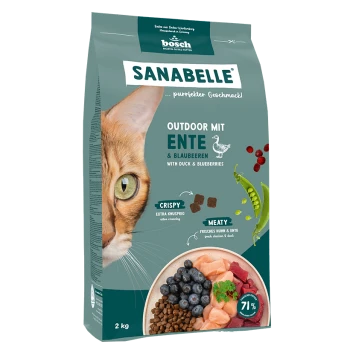 Hundefutterbeutel mit "Sanabelle Outdoor mit Ente & Blaubeeren" mit einer Nahaufnahme des Gesichts einer Katze, die Zutaten wie Ente und Blaubeeren zeigt.