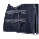 Eine Nahaufnahme einer navyblauen Pferde-Decke mit silbernen Schnallen und weißen Nähten, mit einem Equinata-Logo oben.