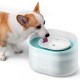 Corgi-Hund trinkt Wasser aus einem blau-weißen PETLIBRO Haustier-Wasserspender vor weißem Hintergrund.
