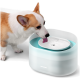 Corgi-Hund trinkt Wasser aus einem blau-weißen PETLIBRO Haustier-Wasserspender vor weißem Hintergrund.