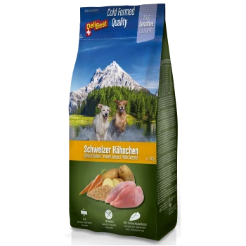 DeliBest Hundefutterbeutel mit Schweizer Huhn, beschriftet mit "Adult Sensitive Complete," mit Bildern frischer Zutaten und zwei Hunden, die im Wasser spielen.