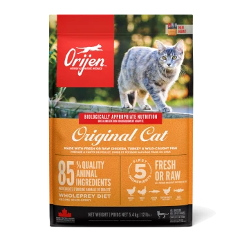 Un sac de nourriture pour chats Orijen Original avec un chat tigré gris sur une clôture, mettant en avant "85% d'ingrédients d'origine animale" et "nutrition biologiquement appropriée."