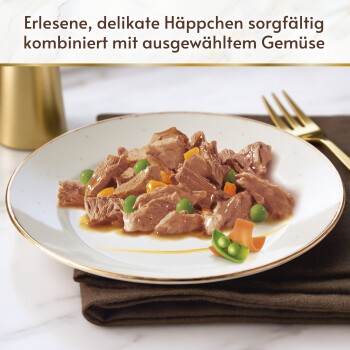 Teller mit Fleisch, Erbsen und Karotten auf weißem Teller mit Goldrand; oberer deutscher Text: 'Erlesene, delikate Häppchen...'