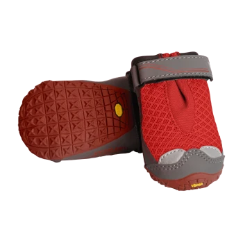 Roter Hundeschuh mit einem Mesh-Obermaterial und Gummisohle, mit einem Klettverschluss und Vibram-Logo an der Unterseite.