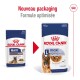 Comparaison d'emballages de nourriture pour animaux Royal Canin, avec "MAXI Ageing 8+" à gauche et "maxi Ageing" à droite, mettant en avant un nouveau design.