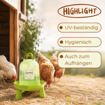 Grüner GarPet Hühnertränke mit Hennen; Overlay-Text 'HIGHLIGHT' und Aufzählungspunkte: UV-beständig, Hygienisch, Auch zum Aufhängen
