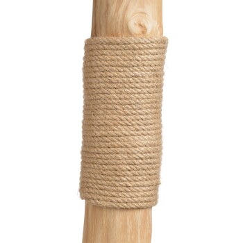 Gros plan d'un griffoir pour chat en bois enveloppé de corde de sisal naturel épaisse.