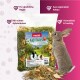 Ein grauer Hase steht neben einem Sack PANTO Apfelwiese, einem Tierfutter für kleine Tiere, das echte Apfelstücke enthält und als aromatisch und fruchtig gekennzeichnet ist.