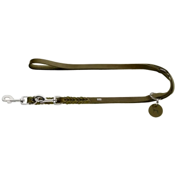 Olivgrüne geflochtene Hundeleine mit einem Metallclip und einem runden Anhänger mit einem Hundesilhouette.