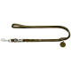 Olivgrüne geflochtene Hundeleine mit einem Metallclip und einem runden Anhänger mit einem Hundesilhouette.
