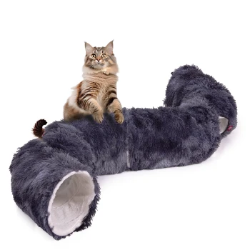 Katzentunnel OTIS - Donut-Tunnel inkl. Liegekissen | grau | ca. 80 x 80 x 26 cm dunkelgrau Ein flauschiger grauer Katzentunnel mit einer verspielten Katze, die oben sitzt, und seine weiche Textur und sein Design zeigt.
