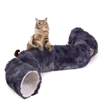 Ein flauschiger grauer Katzentunnel mit einer verspielten Katze, die oben sitzt, und seine weiche Textur und sein Design zeigt.