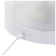 Close-up van een witte waterfontein voor huisdieren met een stekker, met een knop voor bediening.