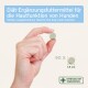 Hand, die eine grüne Tablette für die Ernährung von Hunden hält, die für die Hautfunktion gekennzeichnet ist, zeigt 90 Tabletten, jede 1,5 cm groß.