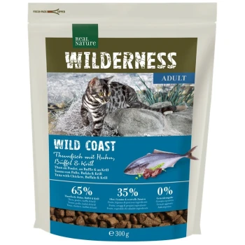 WILDERNESS Trockenfutter Katze, Adult, Wildcoast, Thunfisch mit Huhn, Büffel & Krill 300 g Ein Beutel Real Nature Wilderness Katzenfutter mit einer getigerten Katze, beschriftet "WILD COAST," mit 65% Thunfisch, Huhn, Büffel & Krill.