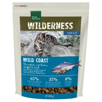 Ein Beutel Real Nature Wilderness Katzenfutter mit einer getigerten Katze, beschriftet "WILD COAST," mit 65% Thunfisch, Huhn, Büffel & Krill.