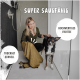Frau trocknet einen schwarz-weißen Hund in der Dusche mit einem Handtuch, Text lautet "Super saugfähig," "Hochwertiges Frottee," und "Trocknet schnell."